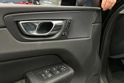 musta Volvo XC60 2022 kuva 22.