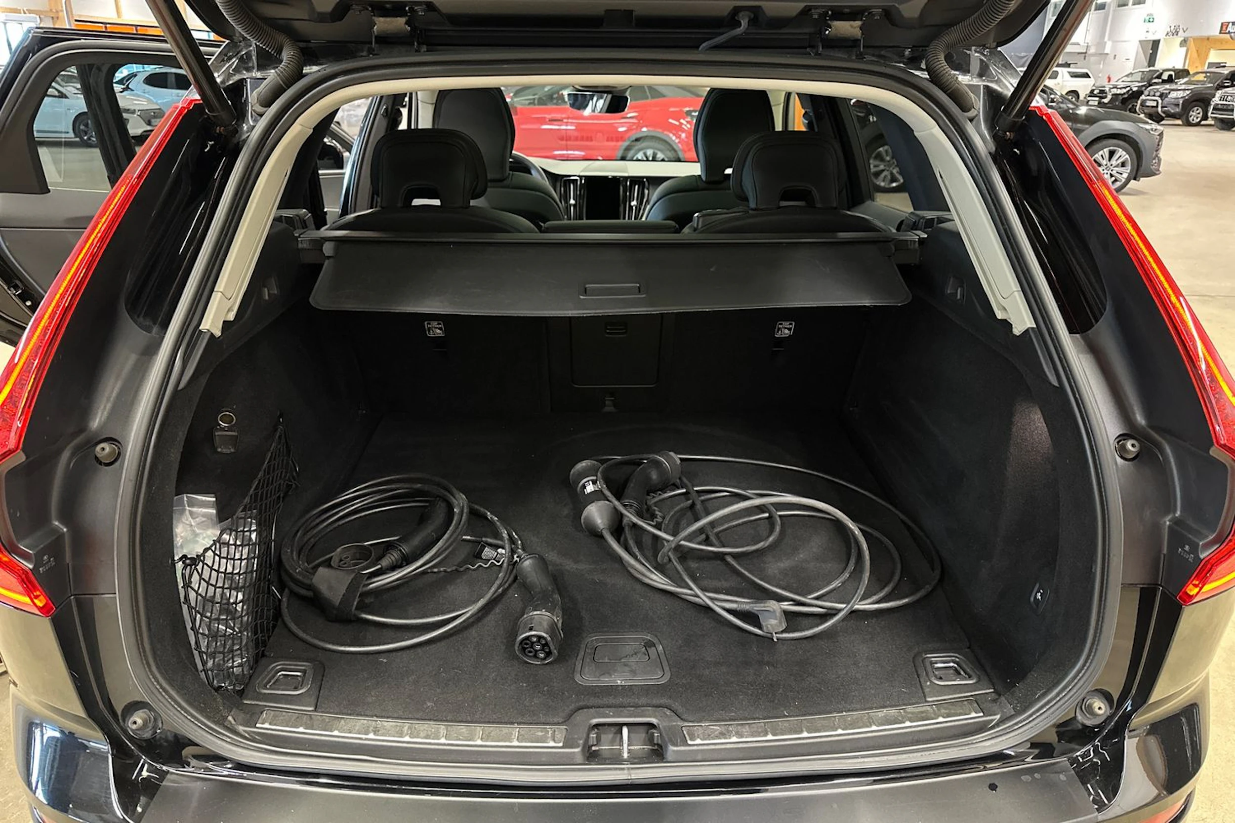 musta Volvo XC60 2022 kuva 23.