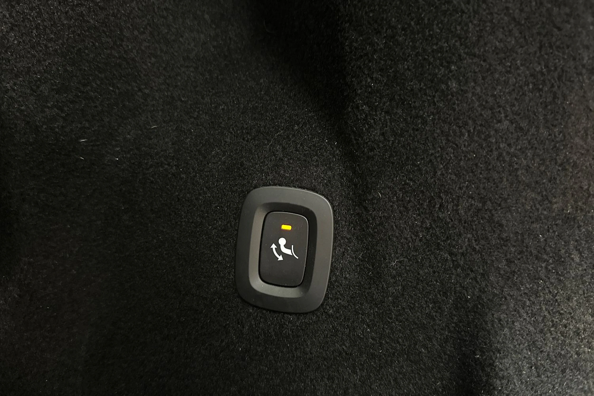 musta Volvo XC60 2022 kuva 24.