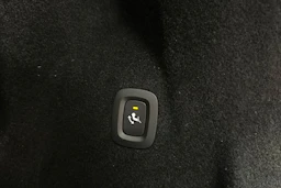 musta Volvo XC60 2022 kuva 24.