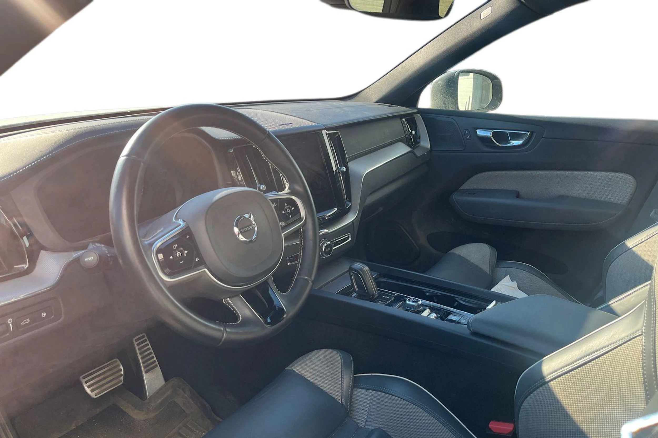 valkoinen Volvo XC60 2021 kuva 3.