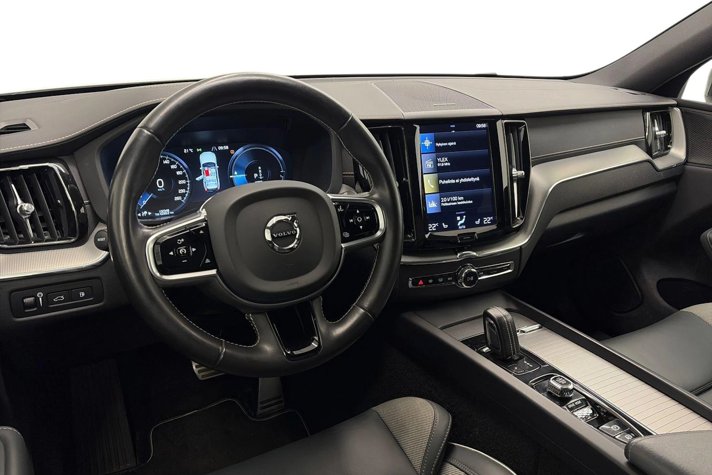 valkoinen Volvo XC60 2021 kuva 8.