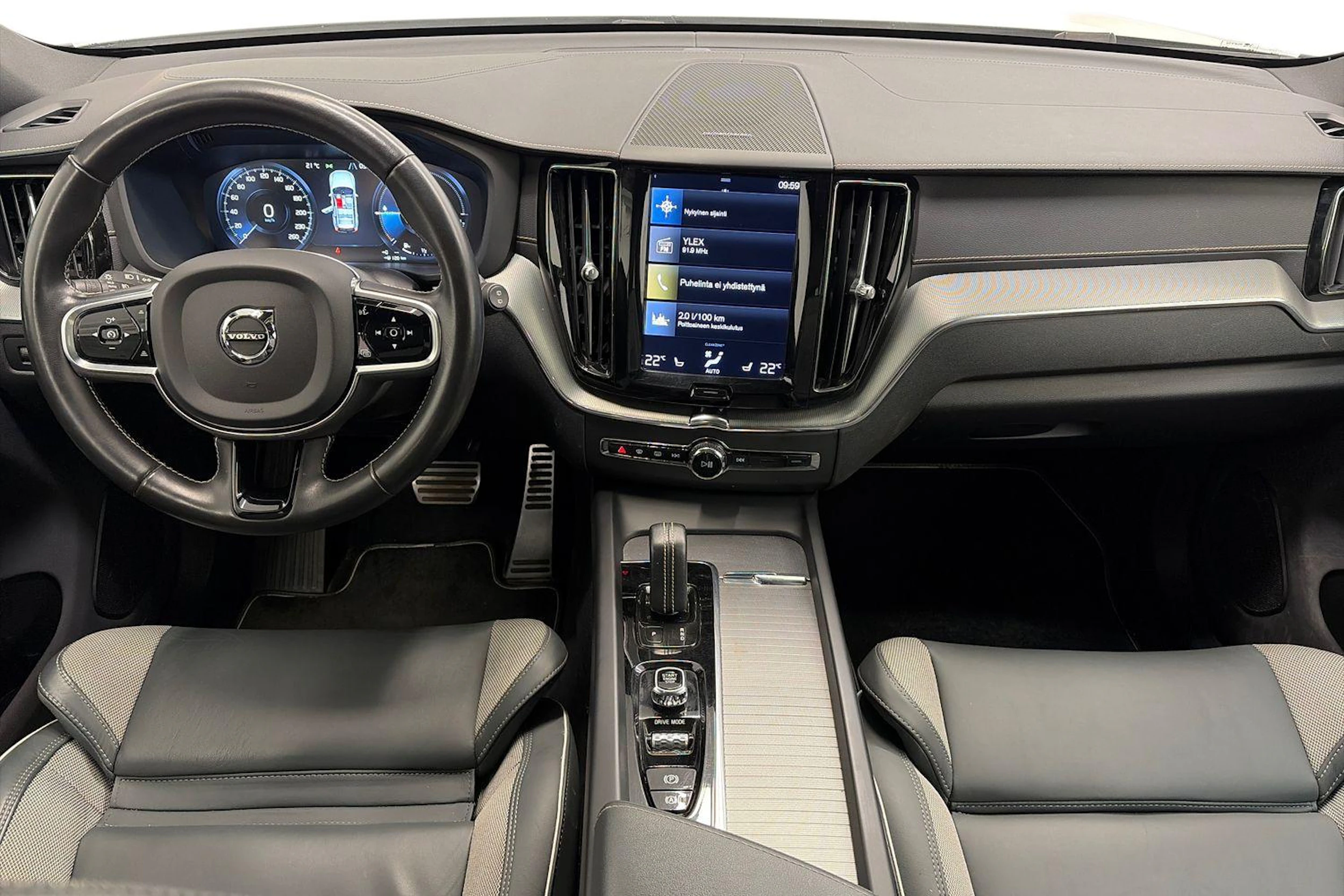 valkoinen Volvo XC60 2021 kuva 9.