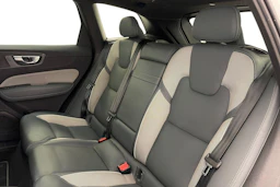 valkoinen Volvo XC60 2021 kuva 11.