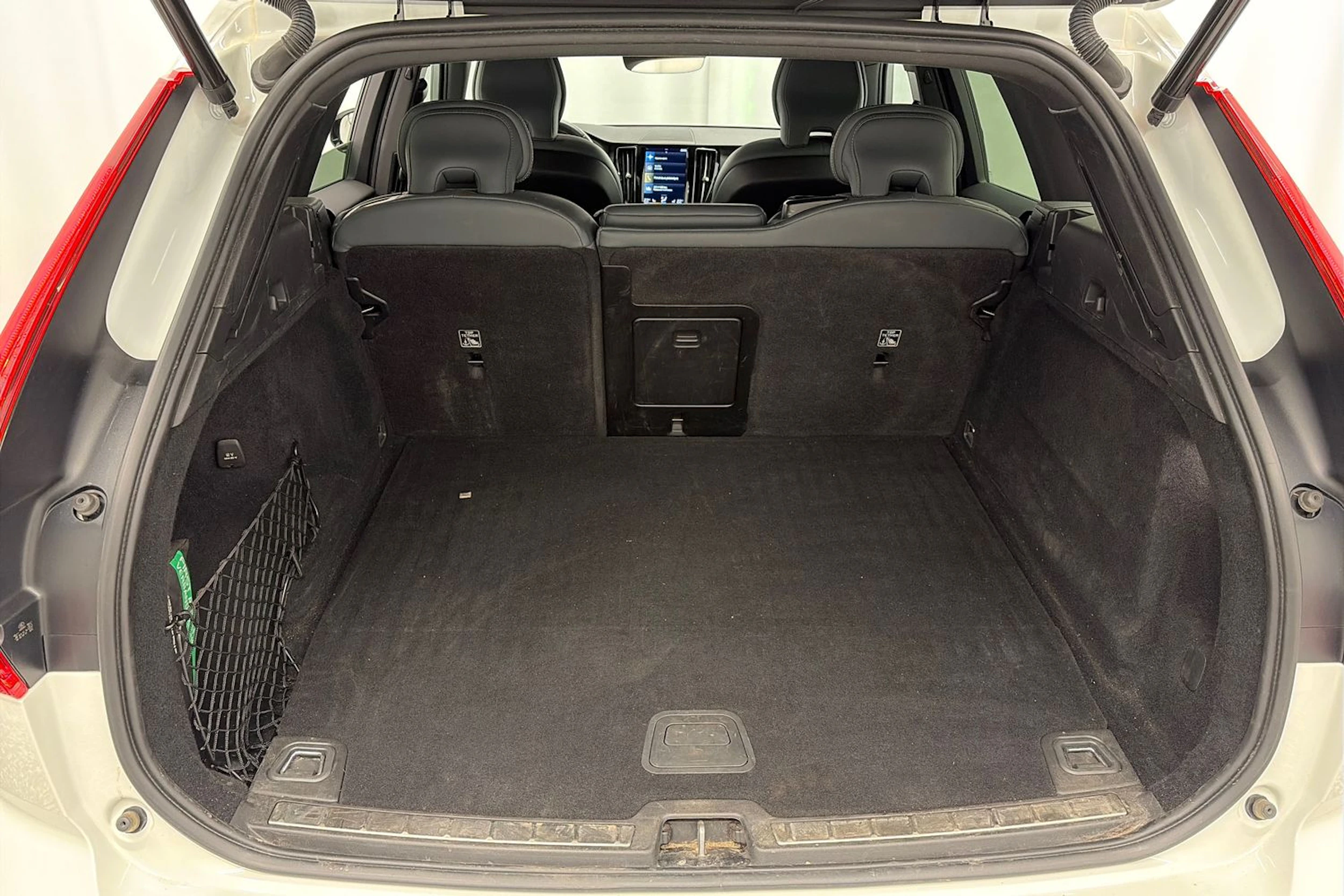 valkoinen Volvo XC60 2021 kuva 15.
