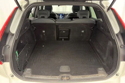 valkoinen Volvo XC60 2021 kuva 15.