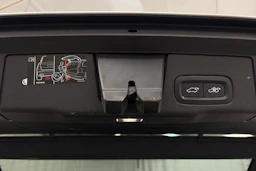 valkoinen Volvo XC60 2021 kuva 16.