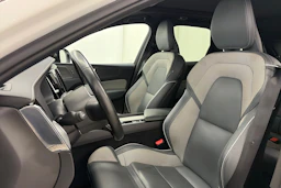valkoinen Volvo XC60 2021 kuva 17.
