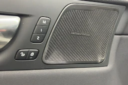 valkoinen Volvo XC60 2021 kuva 18.