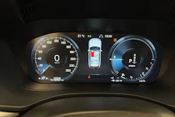 valkoinen Volvo XC60 2021 kuva 20.
