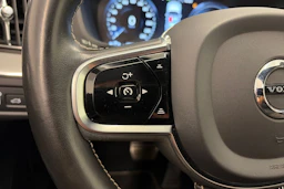 valkoinen Volvo XC60 2021 kuva 21.