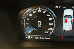 valkoinen Volvo XC60 2021 kuva 24.