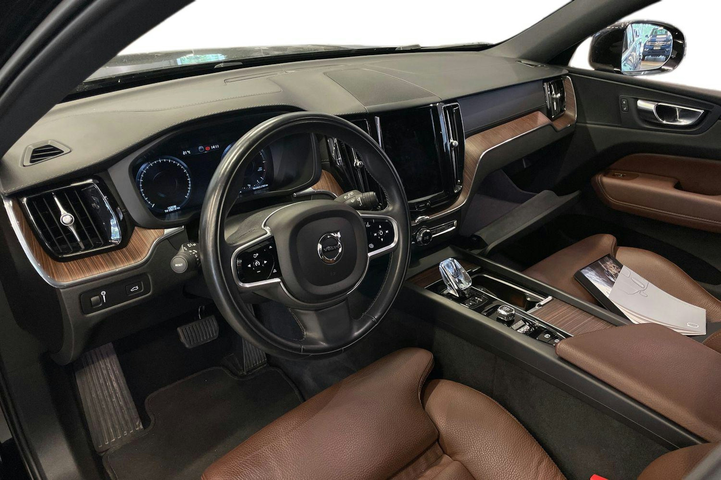 Musta Volvo XC60 2021 kuva 3.