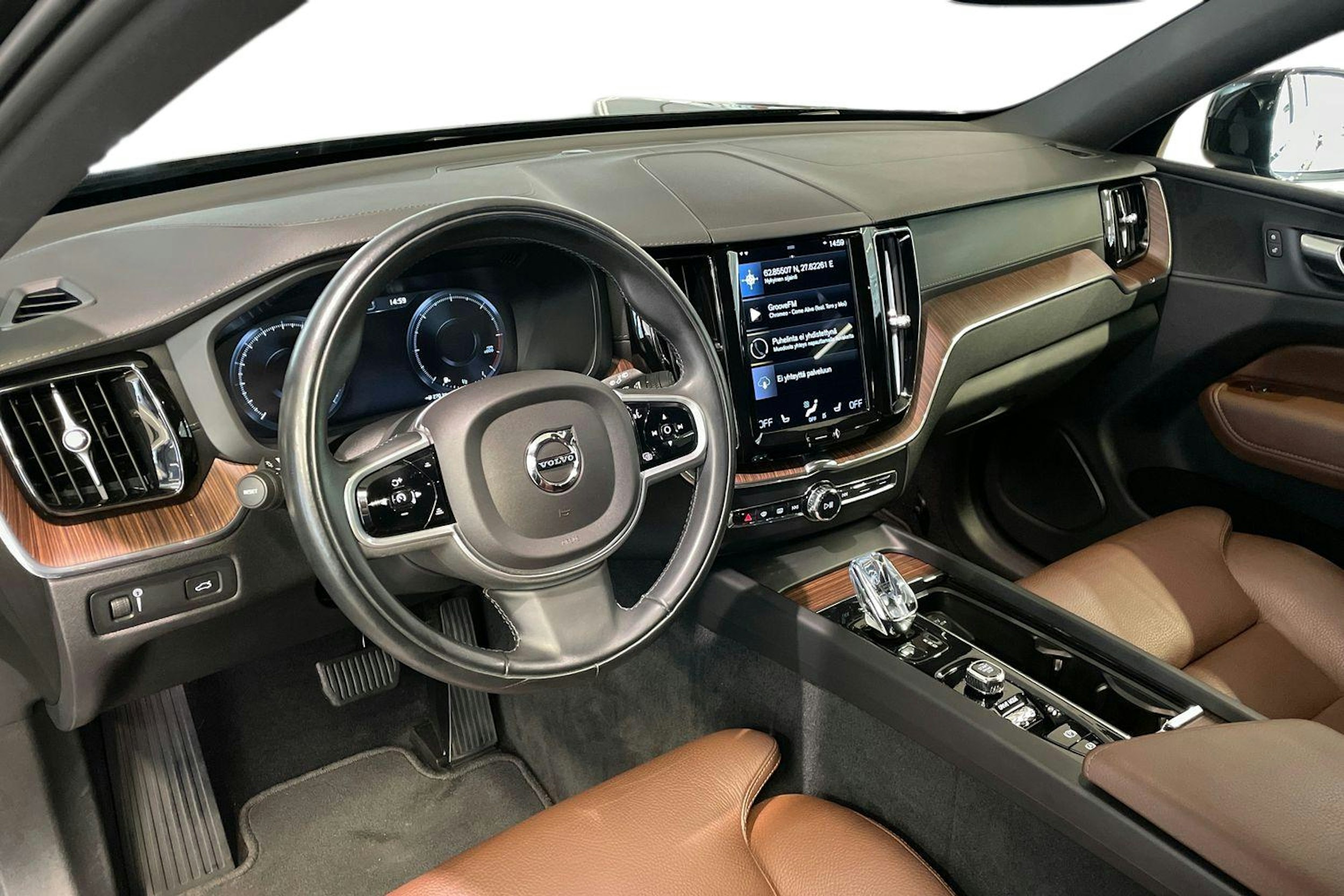 Musta Volvo XC60 2021 kuva 7.
