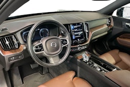 Musta Volvo XC60 2021 kuva 7.