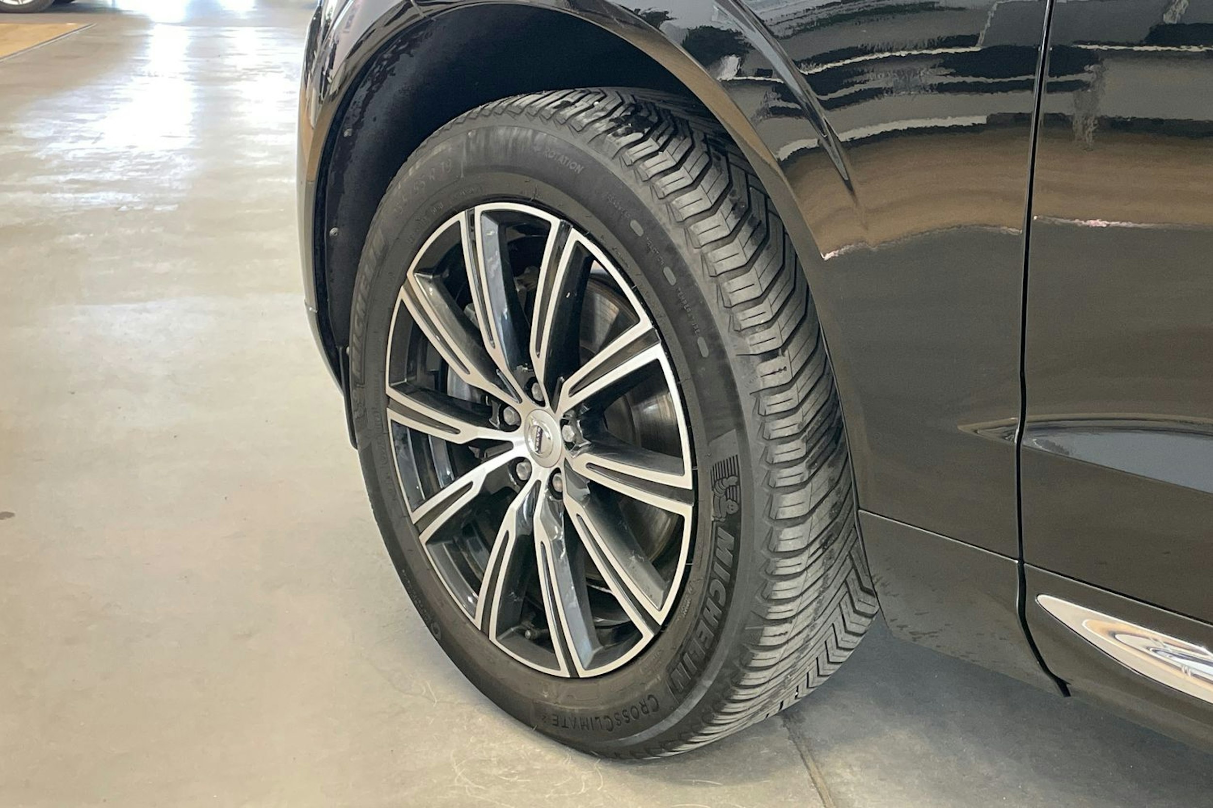 Musta Volvo XC60 2021 kuva 13.
