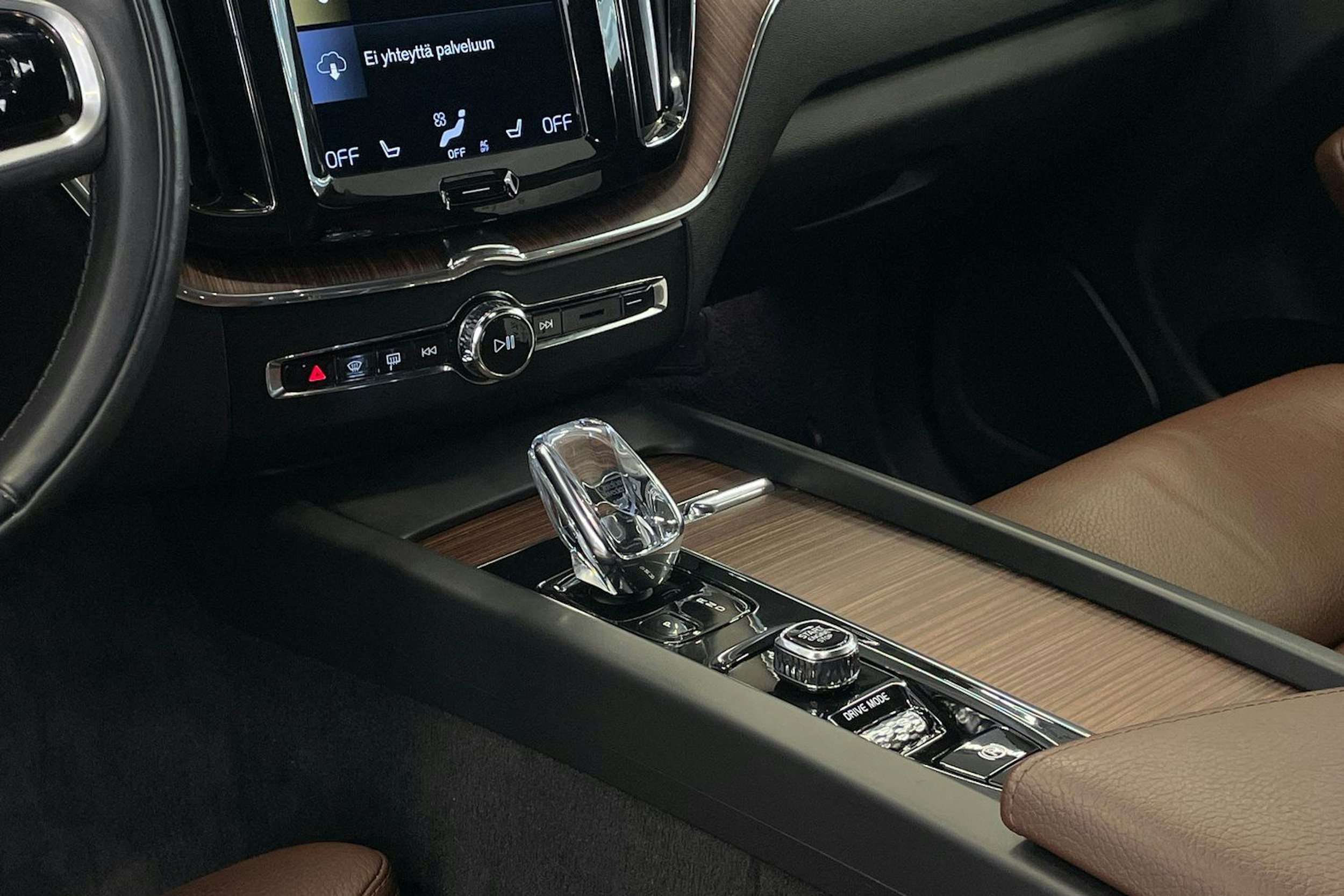 Musta Volvo XC60 2021 kuva 17.
