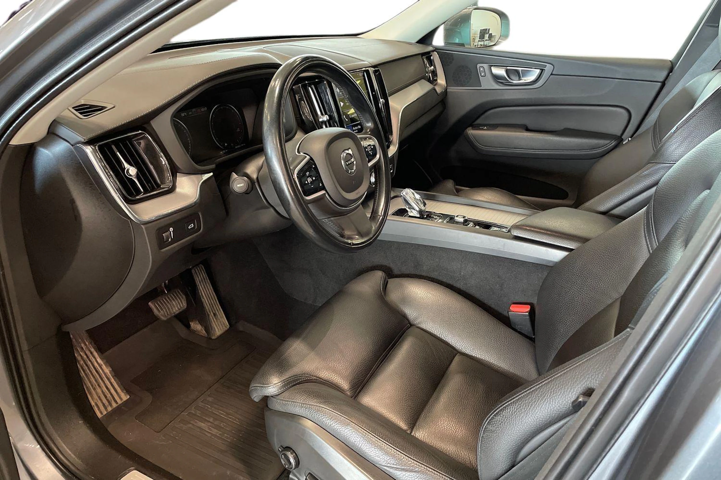 harmaa Volvo XC60 2021 kuva 6.