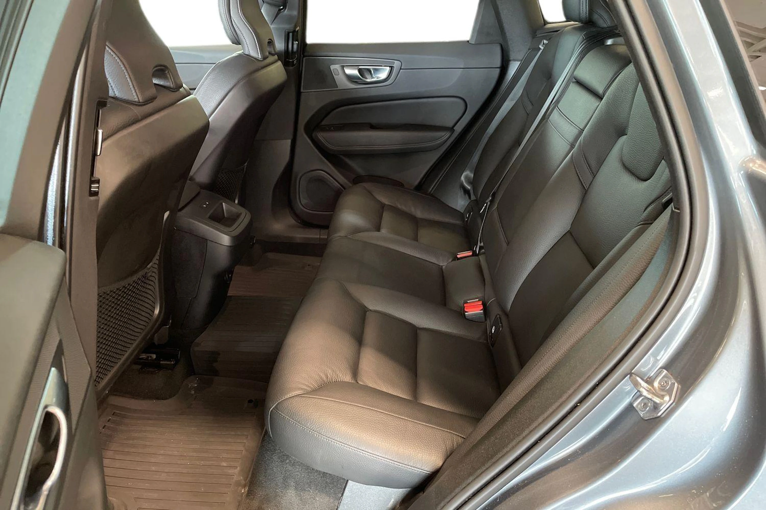 harmaa Volvo XC60 2021 kuva 8.