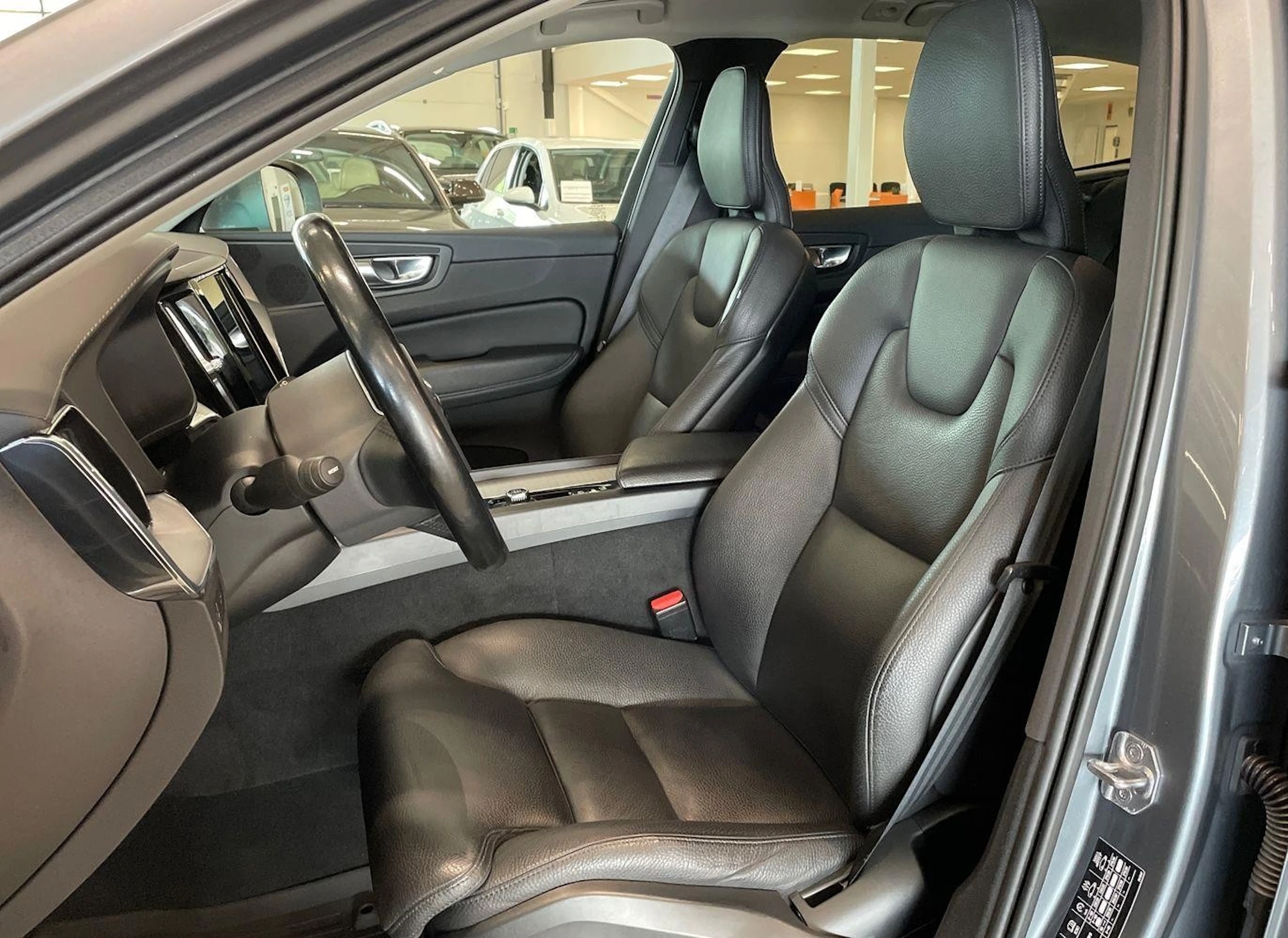 harmaa Volvo XC60 2021 kuva 11.