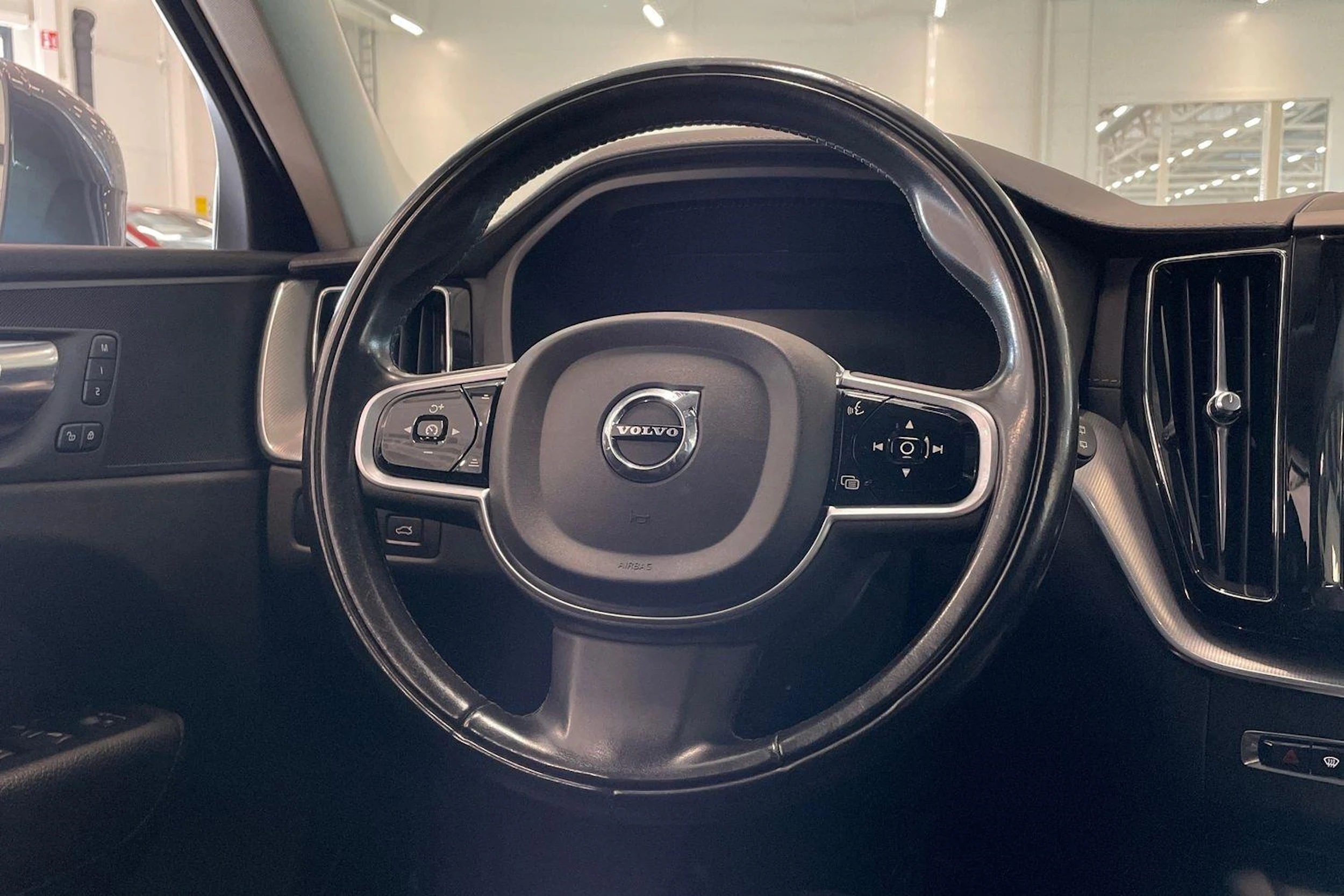 harmaa Volvo XC60 2021 kuva 13.