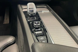 harmaa Volvo XC60 2021 kuva 24.