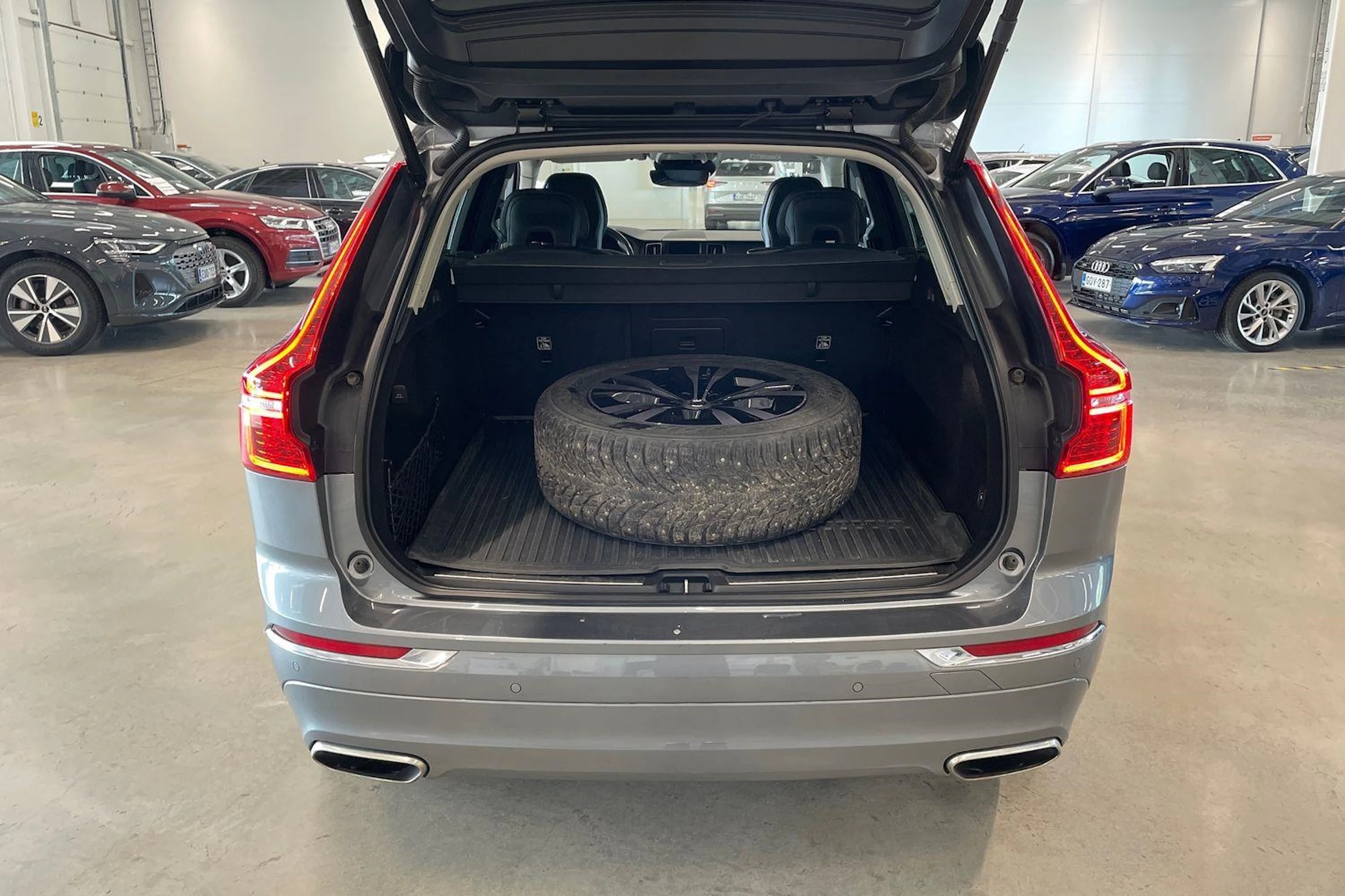 harmaa Volvo XC60 2021 kuva 27.