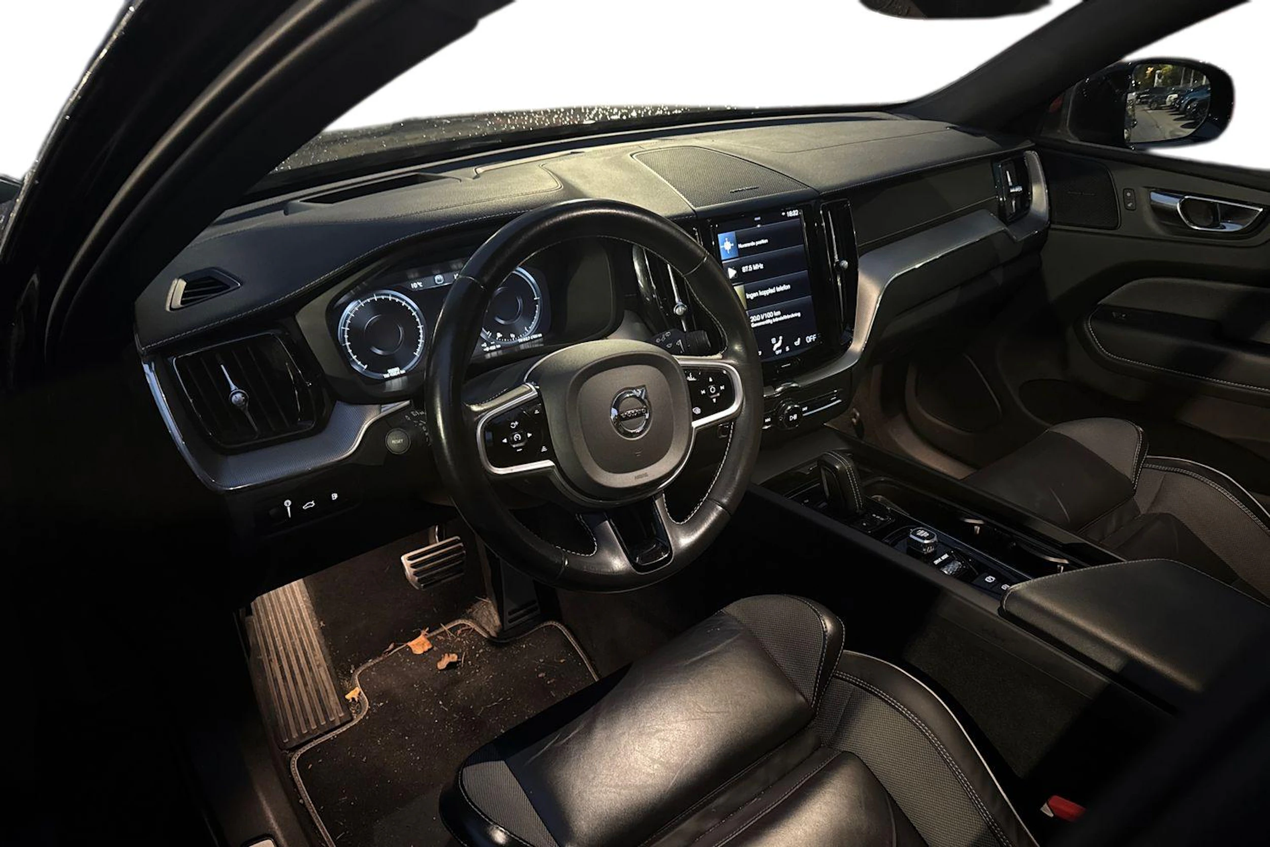 musta Volvo XC60 2021 kuva 3.