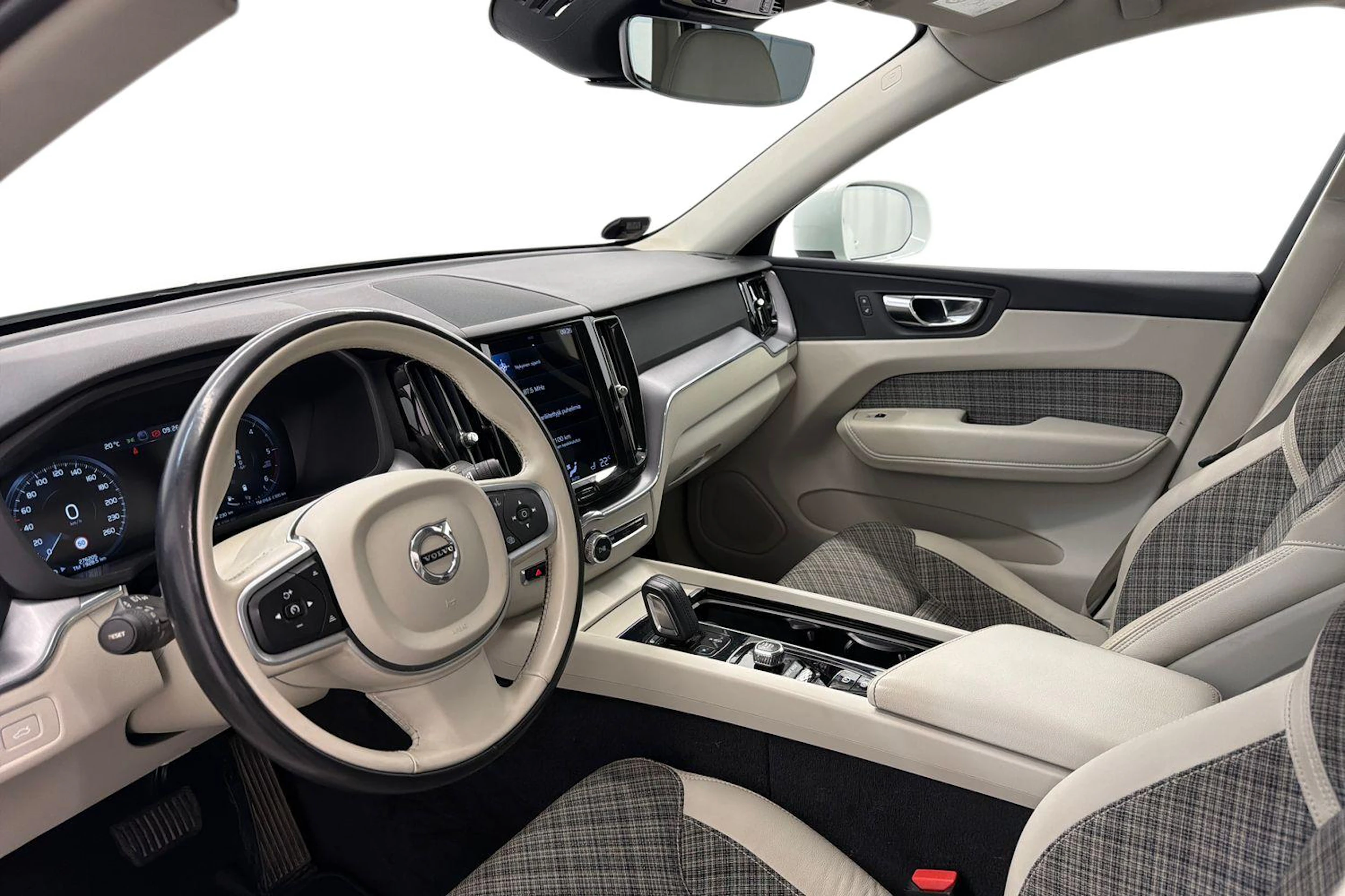 met. valkoinen Volvo XC60 2021 kuva 6.