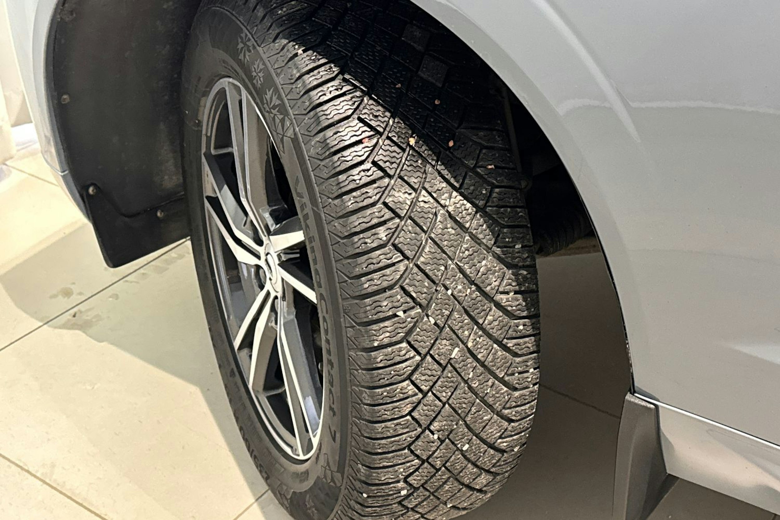 harmaa Volvo XC60 2022 kuva 13.