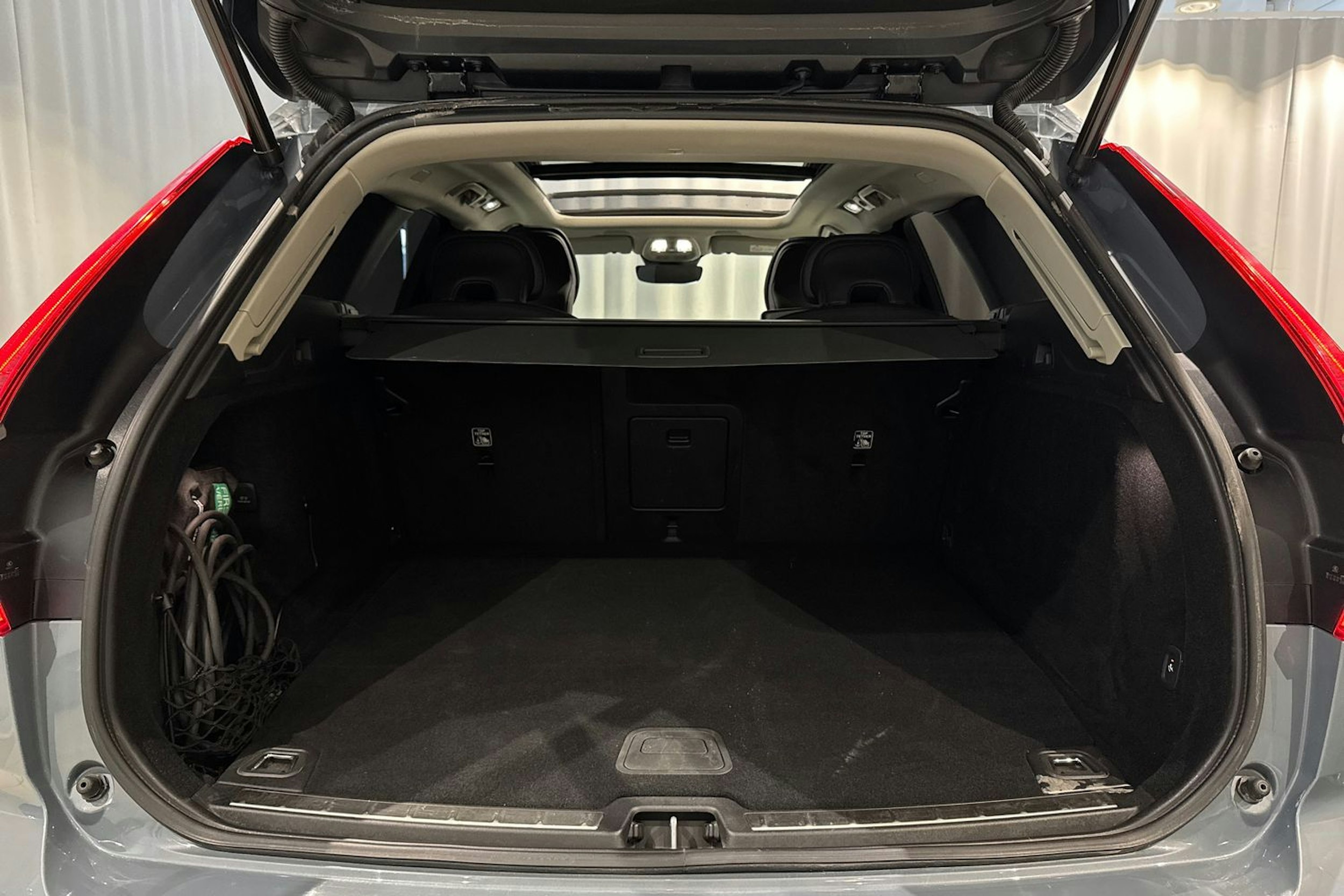 harmaa Volvo XC60 2022 kuva 16.