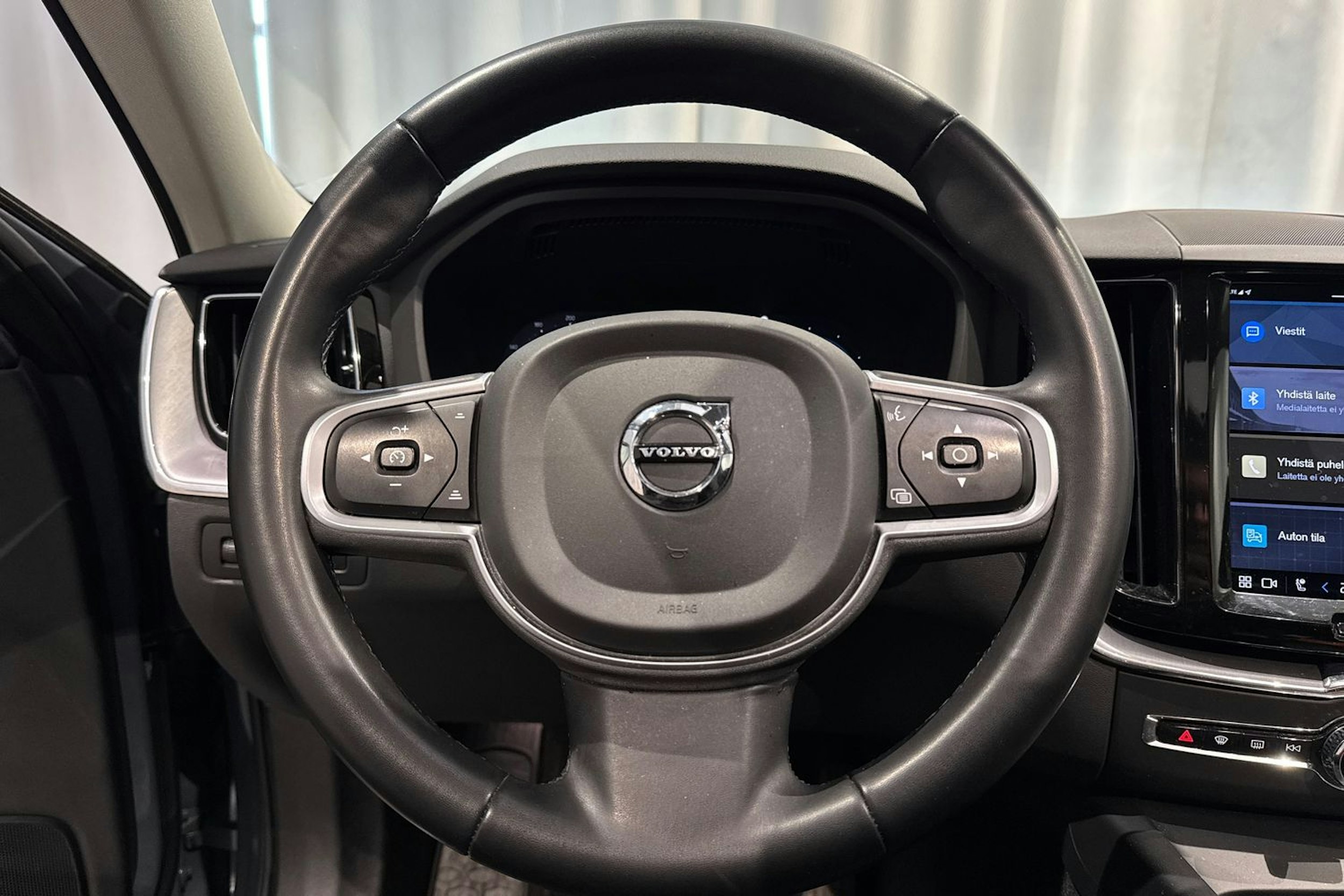 harmaa Volvo XC60 2022 kuva 22.