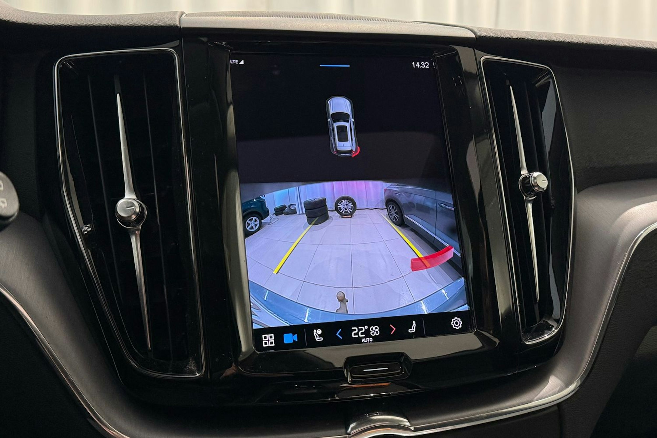 harmaa Volvo XC60 2022 kuva 24.