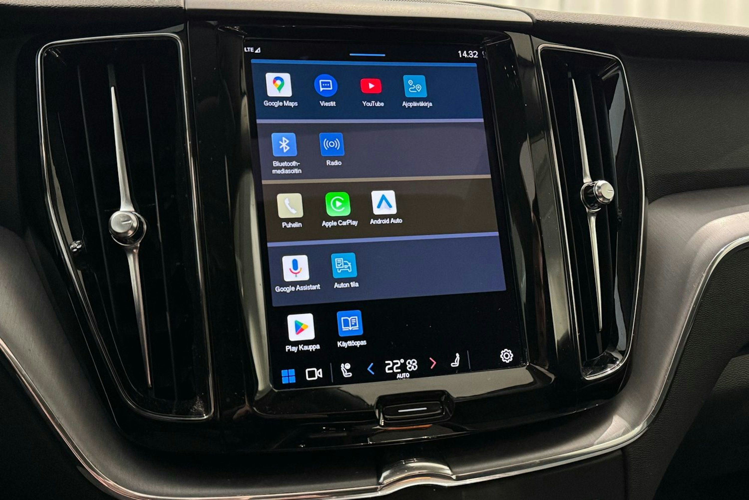 harmaa Volvo XC60 2022 kuva 26.