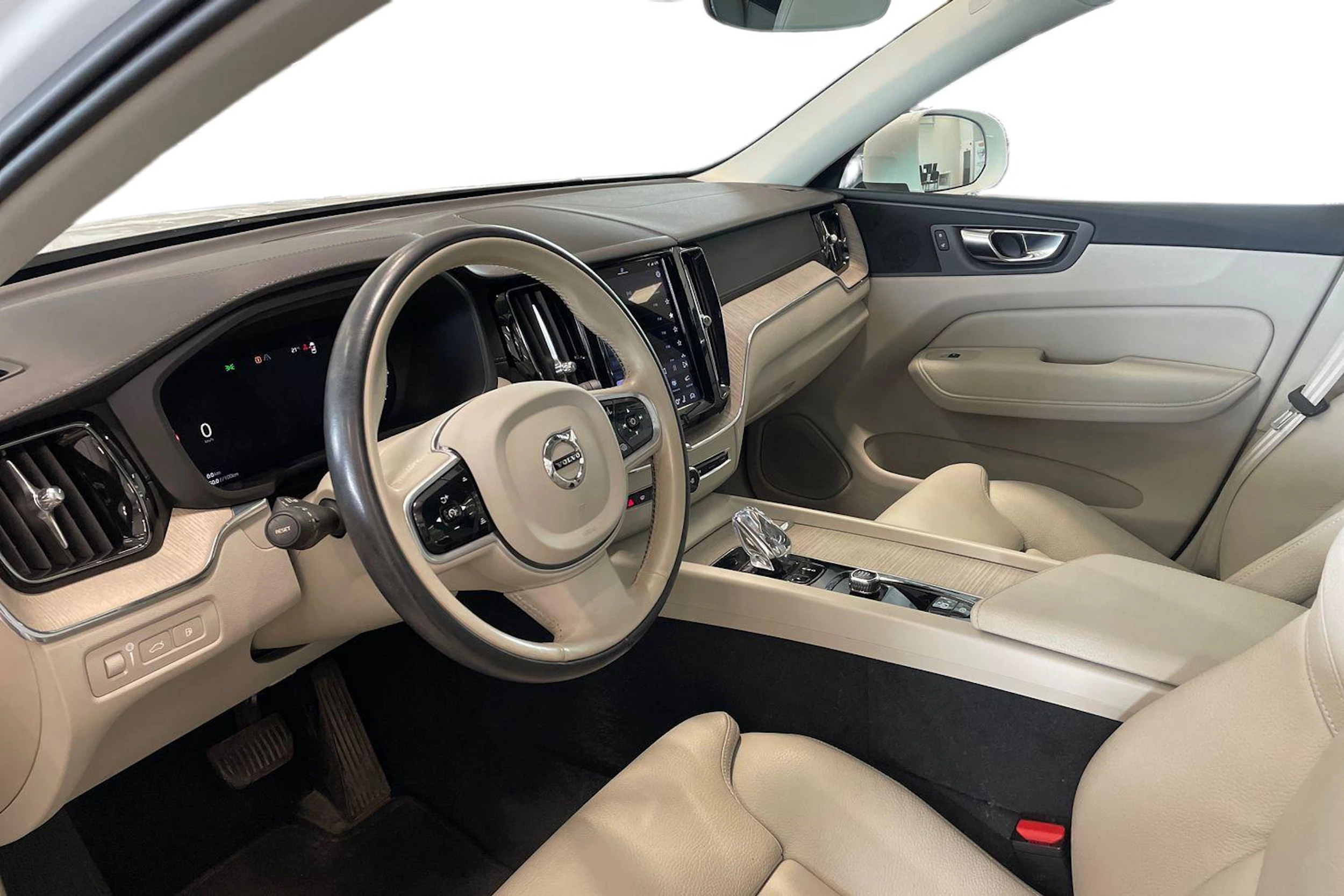 valkoinen Volvo XC60 2021 kuva 8.