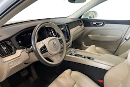 valkoinen Volvo XC60 2021 kuva 8.