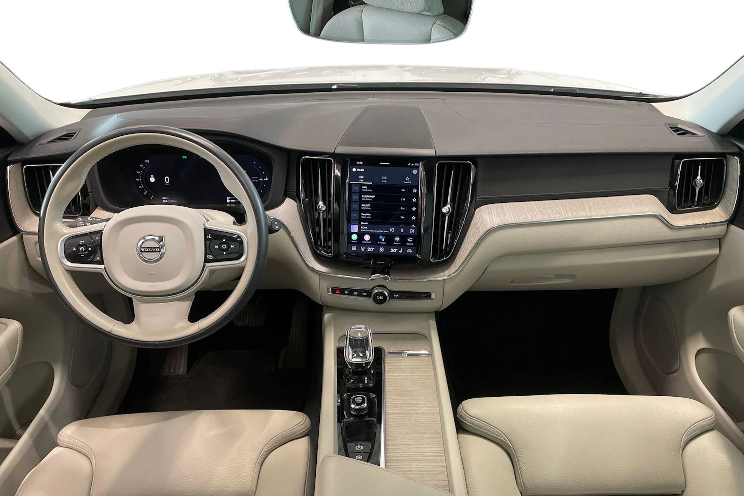 valkoinen Volvo XC60 2021 kuva 9.