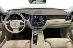 valkoinen Volvo XC60 2021 kuva 9.