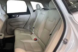 valkoinen Volvo XC60 2021 kuva 11.