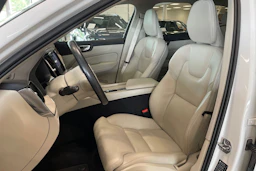 valkoinen Volvo XC60 2021 kuva 15.