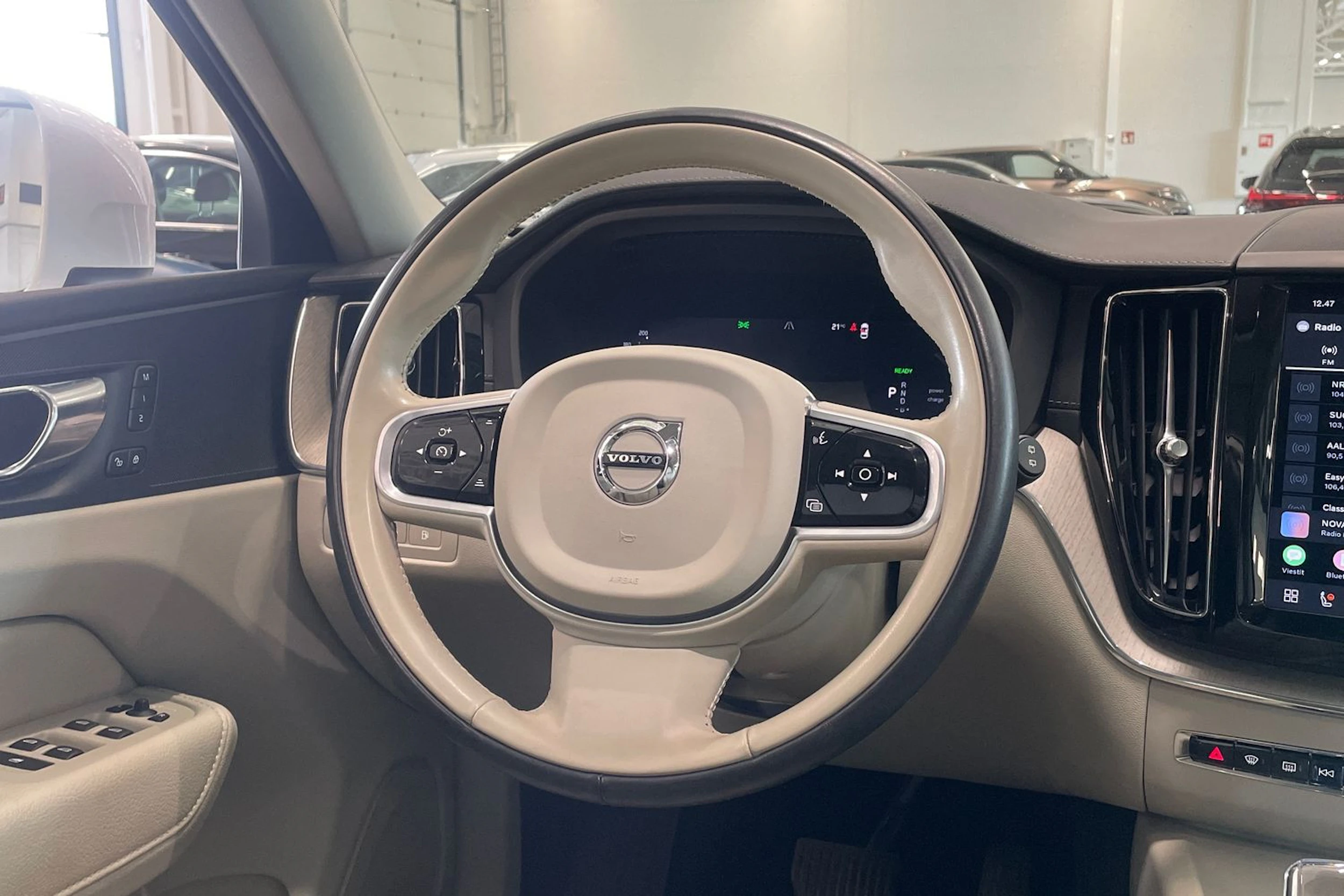 valkoinen Volvo XC60 2021 kuva 17.