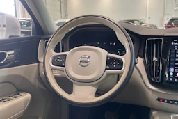valkoinen Volvo XC60 2021 kuva 17.