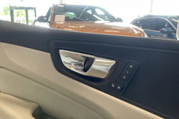 valkoinen Volvo XC60 2021 kuva 34.