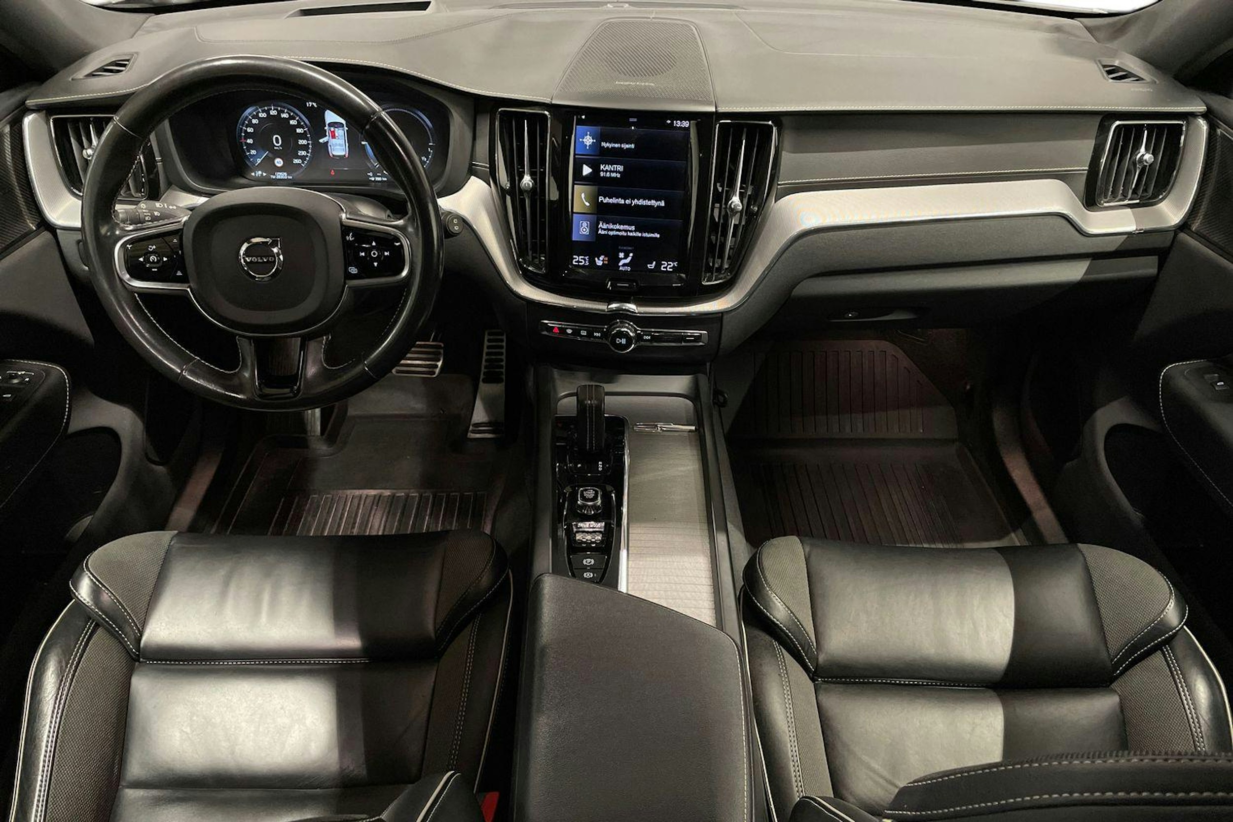 harmaa Volvo XC60 2021 kuva 9.