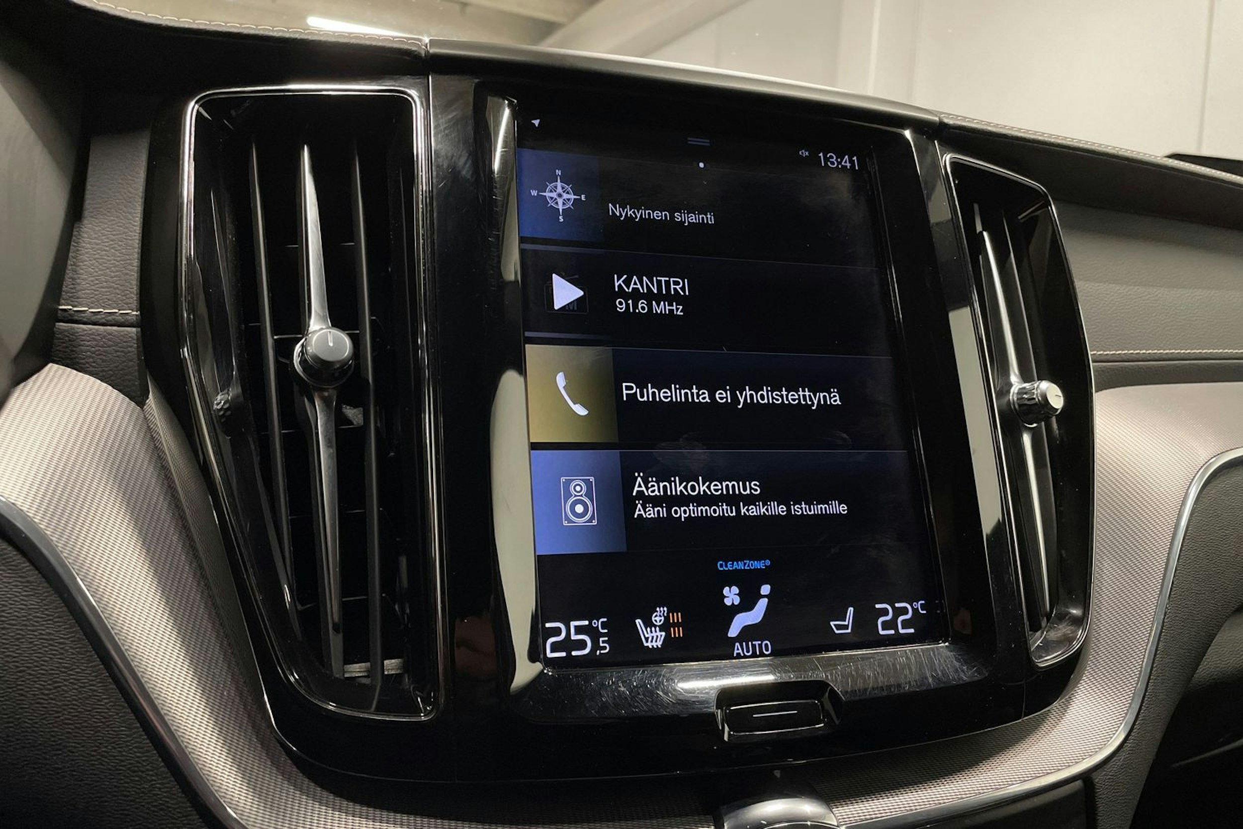 harmaa Volvo XC60 2021 kuva 17.