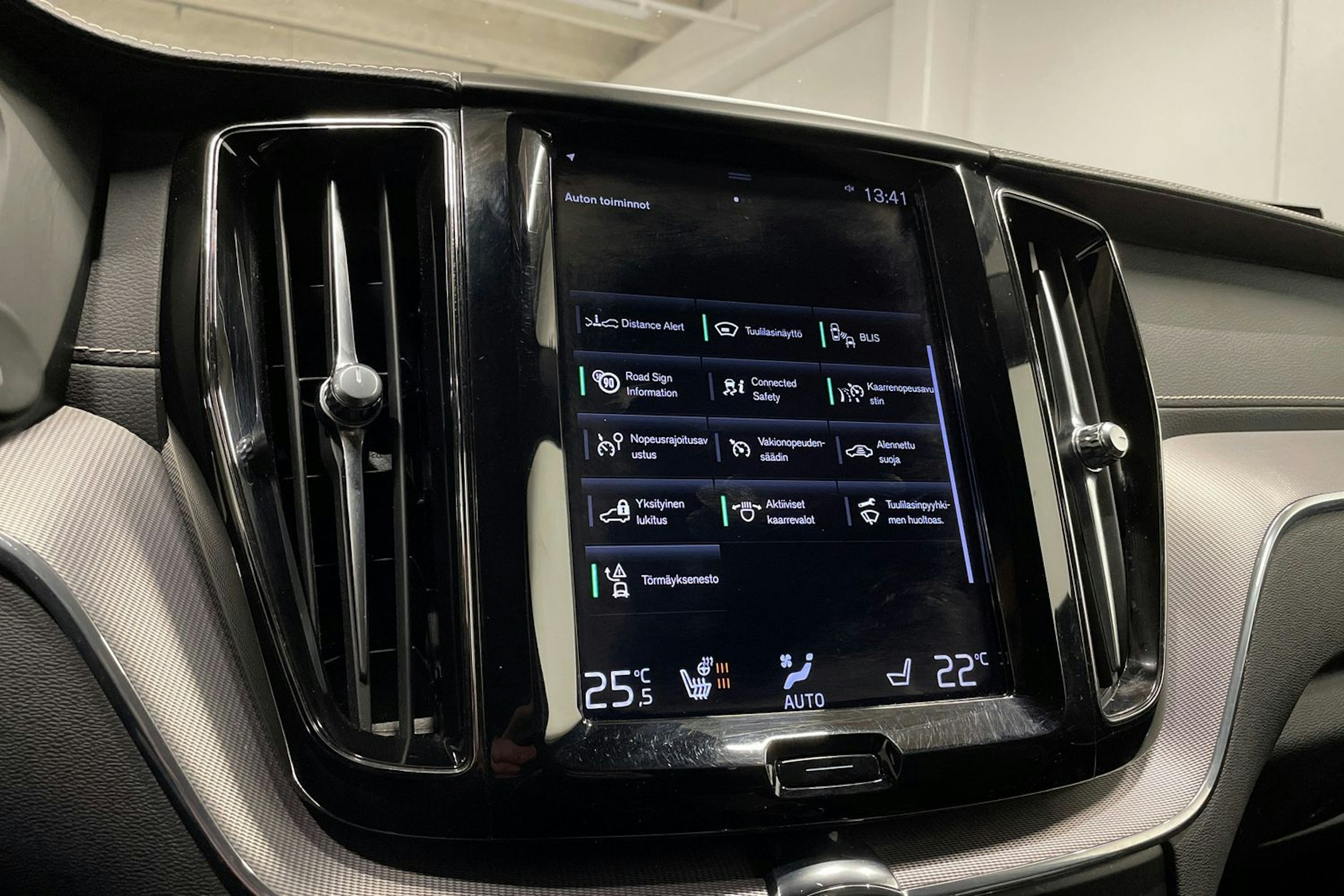 harmaa Volvo XC60 2021 kuva 21.