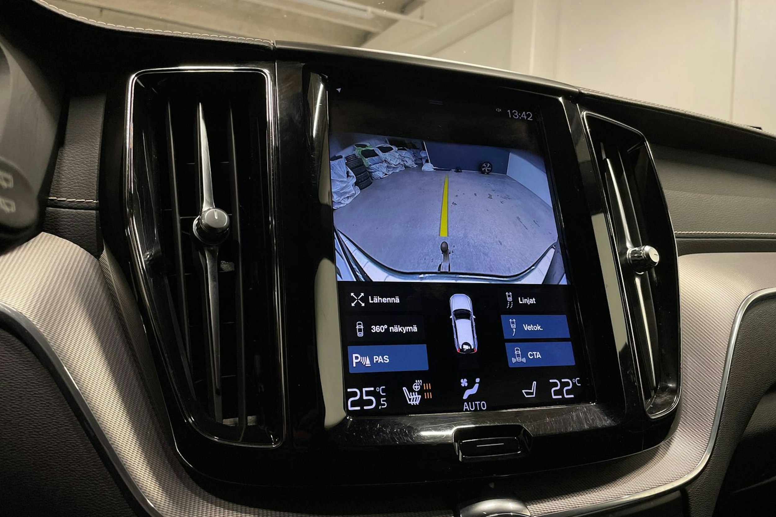 harmaa Volvo XC60 2021 kuva 23.