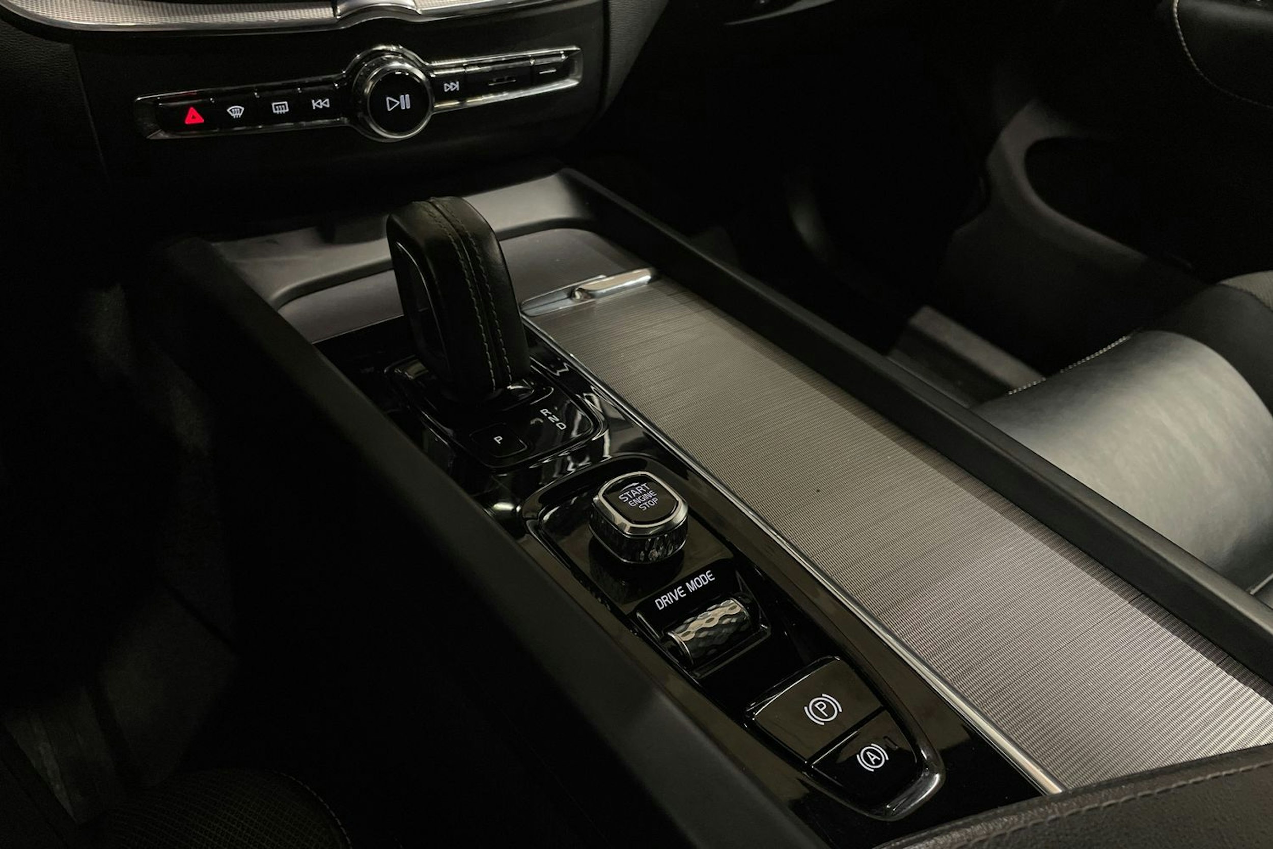 harmaa Volvo XC60 2021 kuva 24.