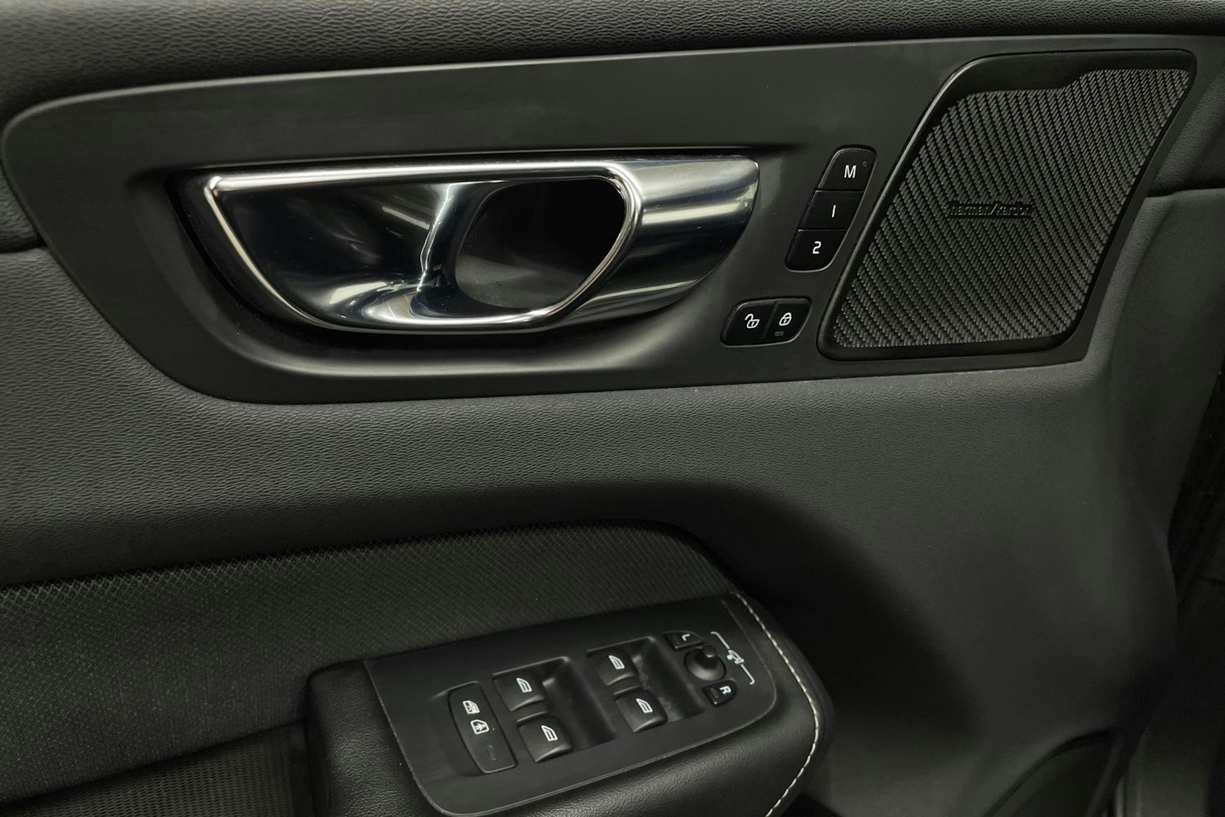 harmaa Volvo XC60 2021 kuva 28.