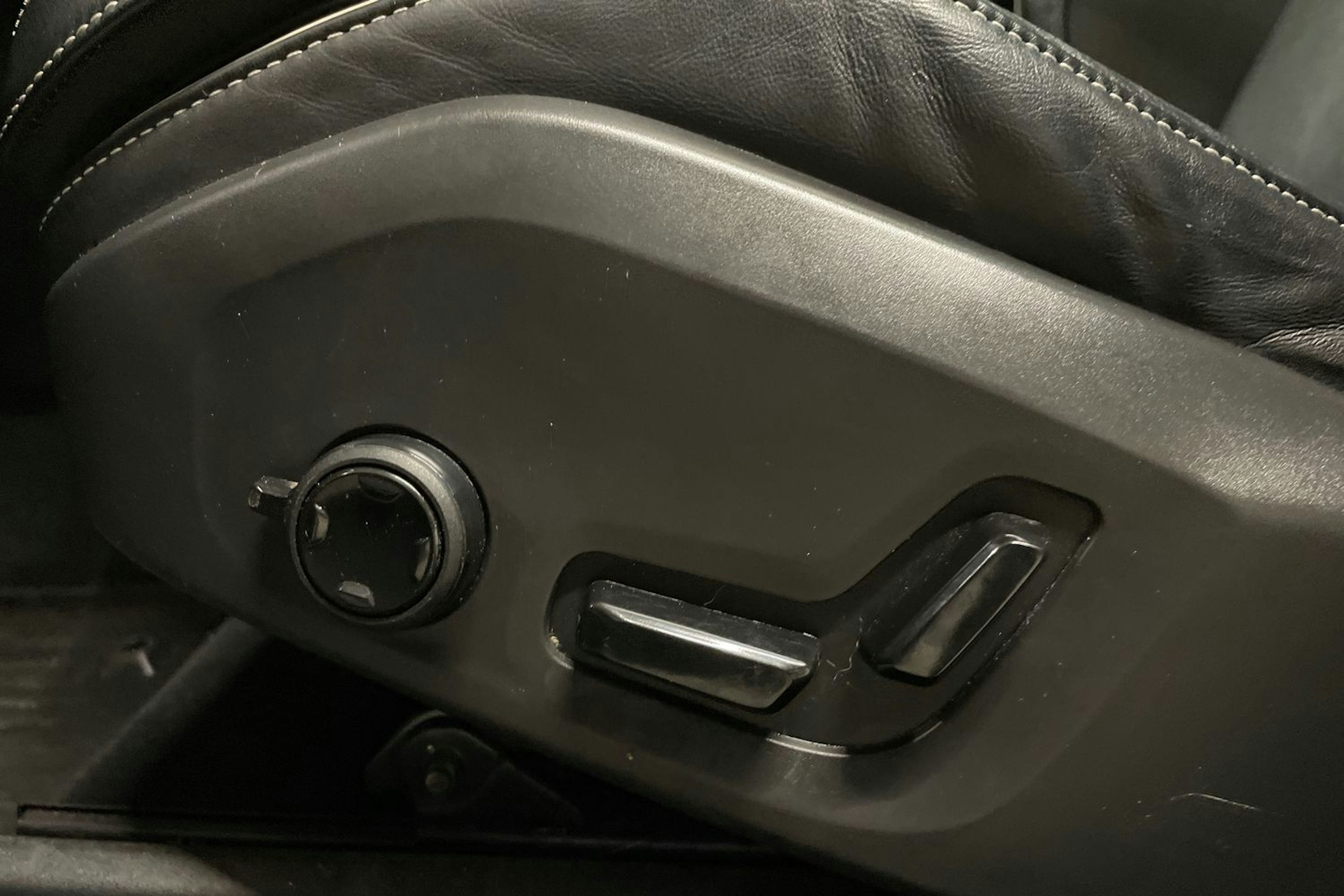 harmaa Volvo XC60 2021 kuva 29.